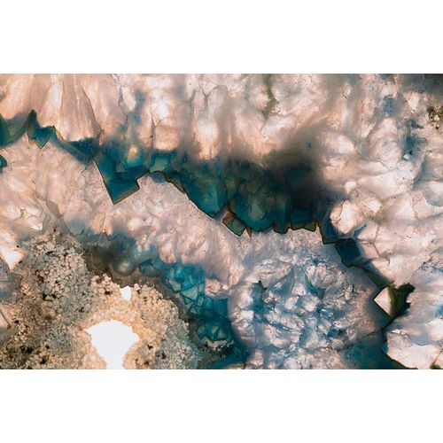 Muench, Zandria 아티스트의 Sliced rock crystals of a geode작품입니다.